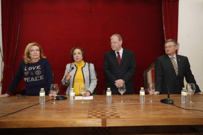 El alcalde, Antonio Silván, junto a Isabel Cantón, catedrática de Educación, e Inés Prada