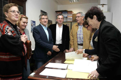 Francisco Fernández, junto a Nicanor Sen y en presencia del coordinador de los comicios, Juan Rodríguez, en el momento de formalizar las candidaturas.