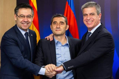 Ernesto Valverde con Josep María Bartomeu, izquieda, y Jordi Mestre tras su renovación. A. GARCÍA