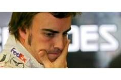 Fernando Alonso, con gesto pensativo, durante el último gran premio celebrado en Bélgica