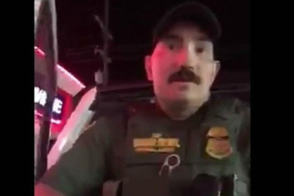 El policía de fronteras que ha pedido a las dos chicas estadounidenses que se identifiquen por hablar español.