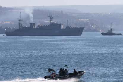 Las tropas rusas se hacen con el control del buque insignia ucraniano ‘Slavútich’.
