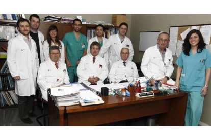 El equipo de especialistas del servicio de Urología del Complejo Asistencial Universitario de León, que dirige Francisco Javier Gallo, en el centro.