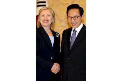 Clinton estrecha la mano del líder surcoreano, Lee Myung-Bak.