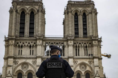 Imagen de un policía ante la Catedral de Notre Dame de París tras el atentado en Niza. IAN LANGSDOM