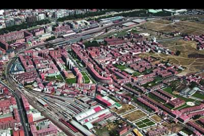El ferrocarril, por poco tiempo ya, y el cauce del Bernesga, desde la gran expansión urbana del siglo pasado, dividen a León con trazos paralelos