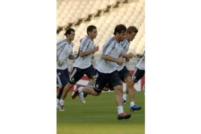 Los jugadores del Madrid se ejercitaron ayer sobre el Gerland