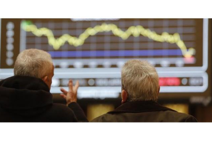 Aspecto de la Bolsa de Madrid, con el IBEX cayendo, en una imagen de diciembre del 2014.