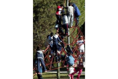 Unos niños juegan en un parque de Madrid