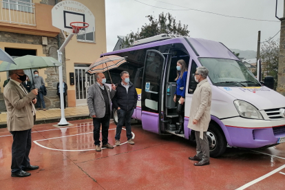 Ester Muñoz ha presentado este miércoles el primer bono rural de transporte gratuito en la comarca del Bierzo JCYL