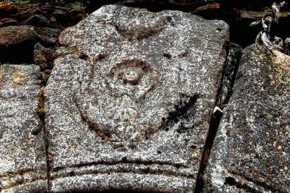 Detalle de la ‘piedra del Grial’, robada el pasado fin de semana de la ermita de Robledo de Omaña. DAVID GUSTAVO LÓPEZ