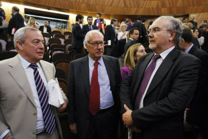 Miguel Boyer (centro), junto a Carlos Solchaga (izquierda) y Pedro Solbes en un acto en el Banco de España.