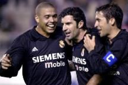 Ronaldo, Figo y Raúl festejan la consecución de un gol por parte de su equipo, el Real Madrid