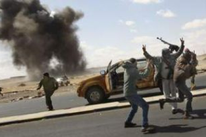 Un grupo de rebeldes libios huye de los bombardeos de las fuerzas leales al régimen del líder libio