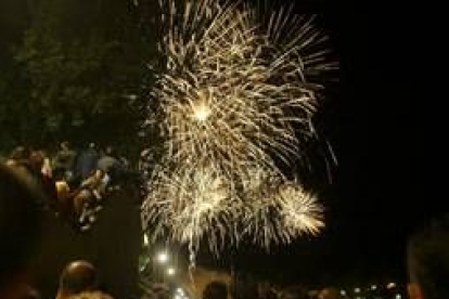 Los fuegos artificiales y el rito del fuego reunieron a miles leoneses en la noche de San Juan