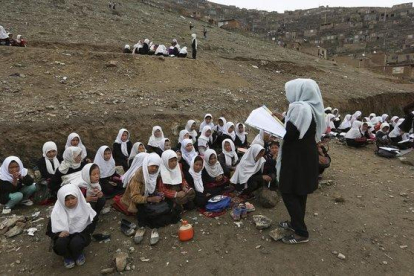Un grupo de estudiantes afganas dando clase fuera de las aulas en Kabul.