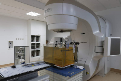 Uno de los dos aceleradores lineales de los que dispone el servicio de radioterapia de León. RAMIRO
