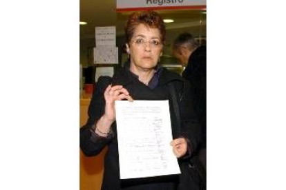 Isabel Serrano muestra el documento que acredita las firmas