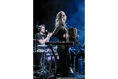 Sofía Miguélez, durante un concierto con Pierrot Panse.