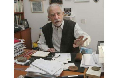 El escritor leonés José María Merino en el despacho de su casa