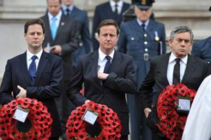 Nick Clegg, David Cameron y Gordon Brown, ayer en un homenaje a los caídos en la Guerra Mundial.