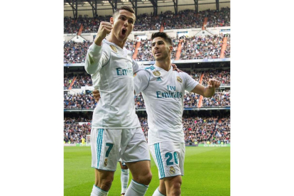 Cristiano celebra junto a Asensio el primer gol que le marcó ayer al Sevilla. RODRIGO JIMÉNEZ