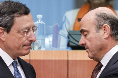 El presidente del BCE, Mario Draghi, y Luis de Guindos en una imagen de archivo.