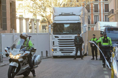 El cargamento, llegando a la Secretaría de Cultura.