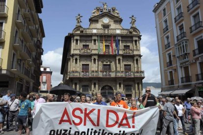 Una pancarta muestra el rechazo a los juicios políticos.