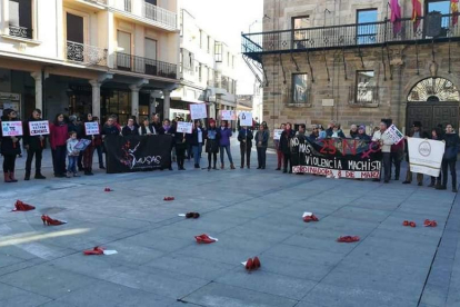 Zapatos rojos en Astorga para recordar a las víctimas.