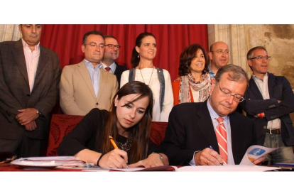 Gemma Villarroel (I) y Antonio Silván (D) firman el documento por la regeneración democrática y el buen gobierno del Ayuntamiento de León