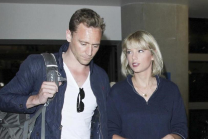 Taylor Swift y Tom Hiddleston, en el aeropuerto de Los Ángeles, el pasado 6 de julio.