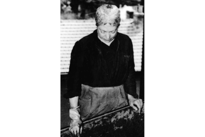 Marcelina Balín, de Las Ventas de Albares trabajando en un lavadero de carbón en Decazeville, Francia, después de sobrevivir a dos campos de concentración.