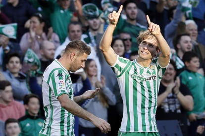 Joaquín celebra con Canales el gol del Betis frente al Atlético de Madrid. JOSE MANUEL VIDAL