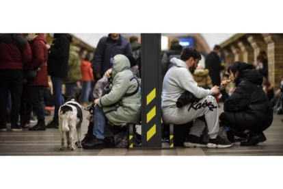 Ciudadanos ucranianos se refugian en la estación de metro de Kiev. STRINGER