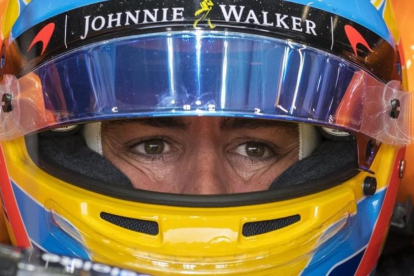 Fernando Alonso, pensativo en el box de McLaren-Honda en el circuito de Spa.