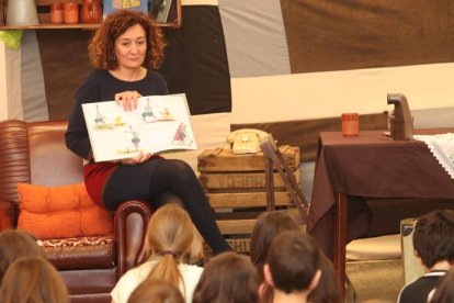 La alcaldesa de Ponferrada muestra un libro a los niños participantes en el Salibrín. L. DE LA MATA