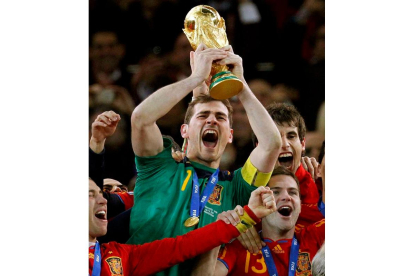 El capitan de la selección española, Iker Casillas, levanta la copa del Mundial de Sudáfrica.