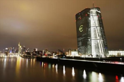 El símbolo del euro, proyectado en la sede del BCE.