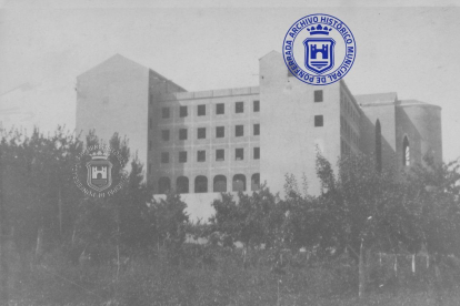 Construcción de la iglesia y el colegio de San Ignacio de Ponferrada, diseñados por el arquitecto José Martínez Mirones, entre 1947 y 1949. COLECCIÓN PARTICULAR-REDES SOCIALES DE LA BIBLIOTECA MUNICIPAL