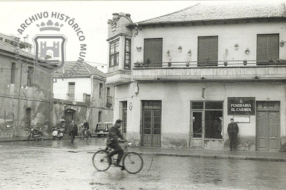 Local de Funerarias El Carmen en la calle Camino de Santiago. en el entronque de la plaza de la República Argentina. Año 1964. ARCHIVO HISTÓRICO DE PONFERRADA-REDES SOCIALES DE LA BIBLIOTECA MUNICIPAL