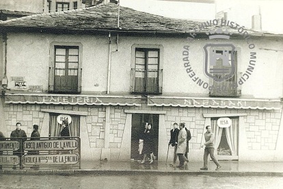 El desaparecido Bar Nagasaki en la plaza de Julio Lazúrtegui. ARCHIVO HISTÓRICO DE PONFERRADA-REDES SOCIALES DE LA BIBLIOTECA MUNICIPAL