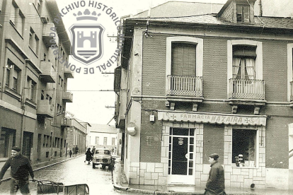 Actual avenida de España (calle Capitán Losada entonces) en el cruce con la calle Diego Antonio González de Lama. Allí, junto a la farmacia, estaba la casa de comidas Lucre. Año 1964. ARCHIVO HISTÓRICO DE PONFERRADA-REDES SOCIALES DE LA BIBLIOTECA MUNICIPAL