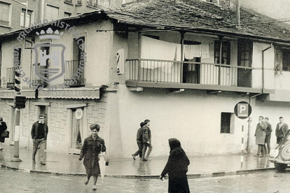 Otra imagen del Bar Nagasaki, en el arranque de la calle del Cristo con la plaza de Lazúrtegui en 1964. ARCHIVO HISTÓRICO DE PONFERRADA-REDES SOCIALES DE LA BIBLIOTECA MUNICIPAL