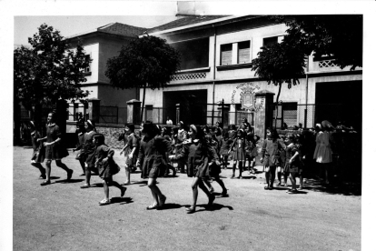 Simulacro de incendio en el colegio Campo de la Cruz. Año 1964. ARCHIVO HISTÓRICO DE PONFERRADA-REDES SOCIALES DE LA BIBLIOTECA MUNICIPAL