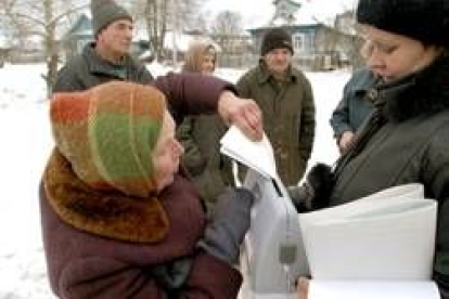 Una mujer ejerce su derecho al voto en la localidad de Nosovo, a 185 kilómetros al oeste de Moscú
