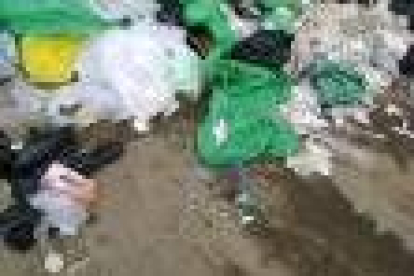 Los trabajadores de limpieza encuentran todo tipo de residuos peligrosos entre la basura