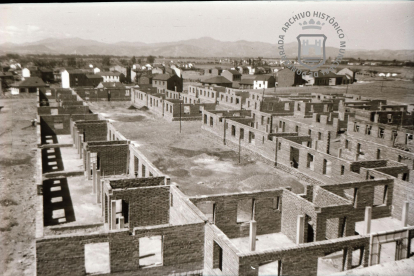 Edificación de las viviendas del poblado de la MSP en Flores del Sil con sus características carboneras, en una imagen de 1954. COLECCIÓN PARTICULAR-REDES SOCIALES DE LA BIBLIOTECA MUNICIPAL