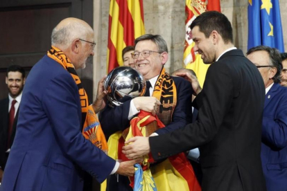 Juan Roig, propietario del club, y Rafa Martínez, capitán del equipo, ofrecen el trofeo a Ximo Puig, presidente de la Generalitat valenciana