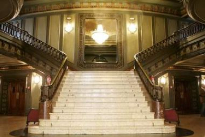La escalinata del Teatro Emperador, que lleva ya cerrado al público cinco años, a la espera de ser r